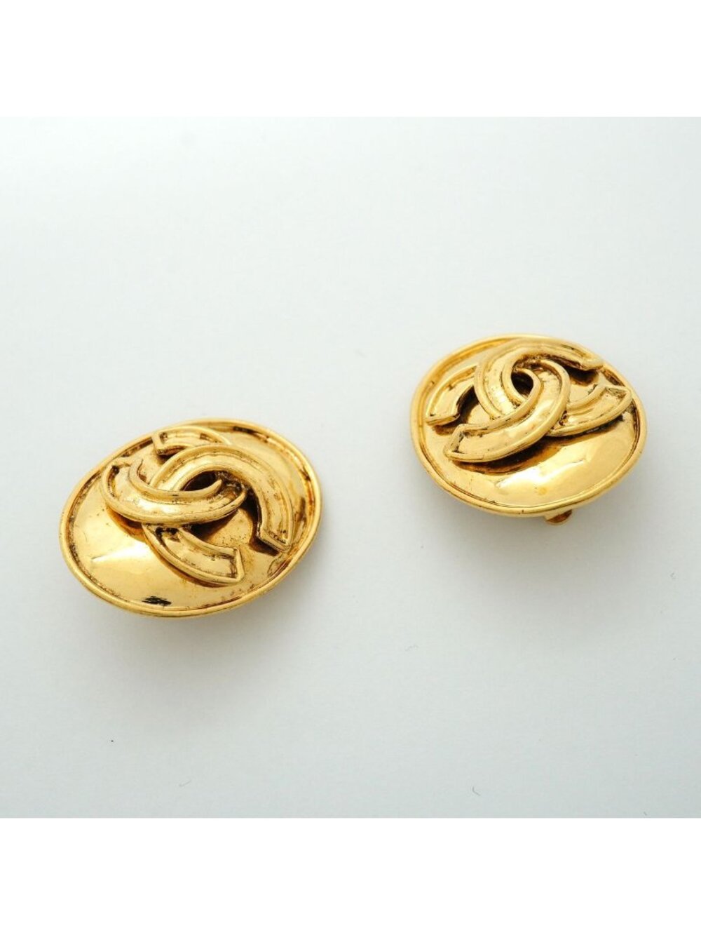 Chanel Earrings Vintage CC Logo Oval Gold Plated - Picture 2 of 9
